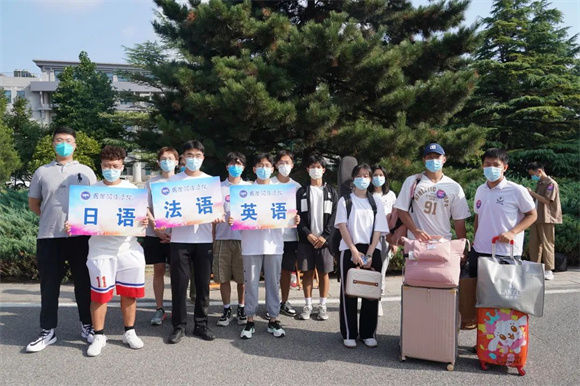 737各院系师生代表与新生合影